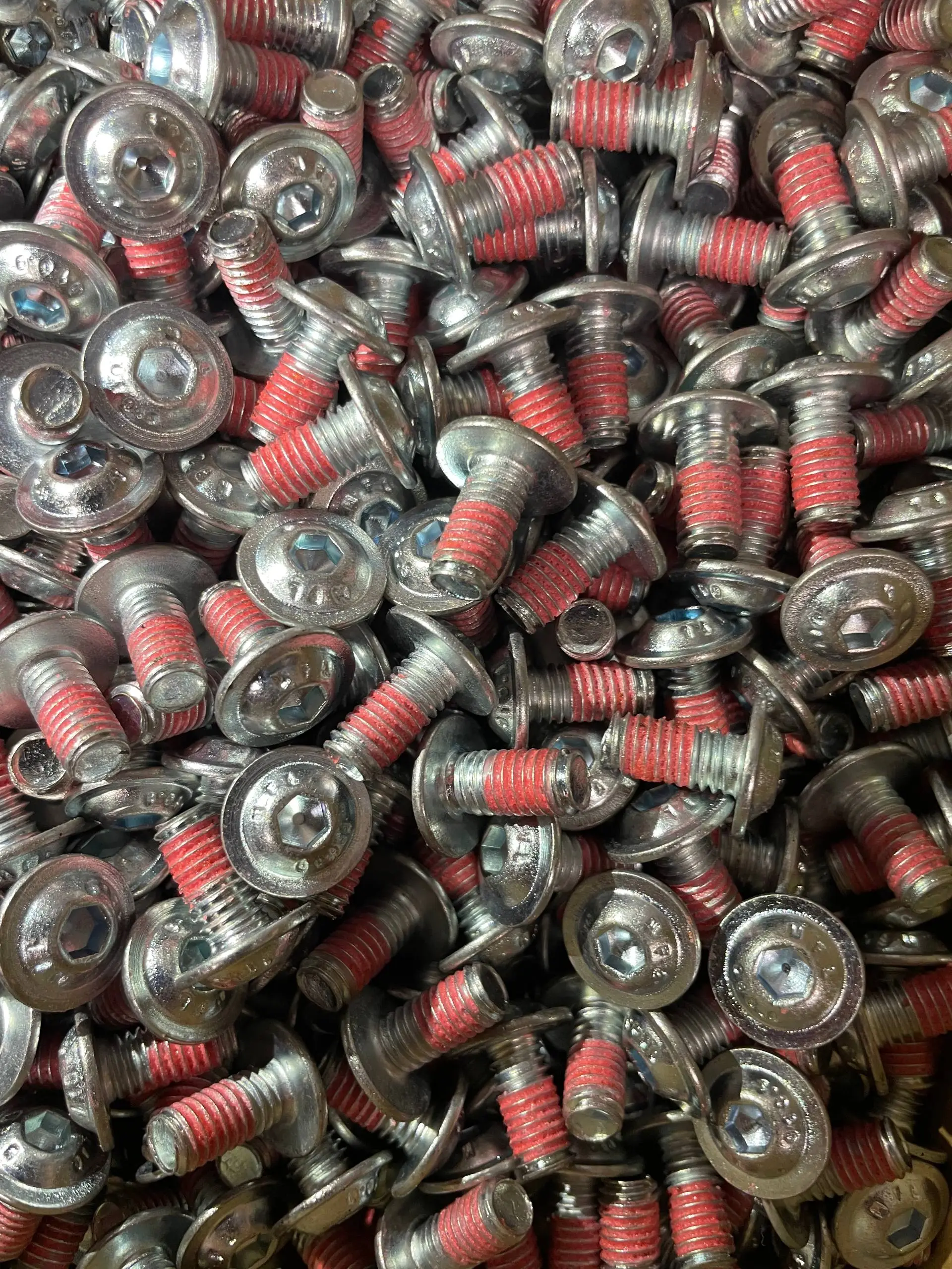 Widok śruby z naniesionym zabezpieczeniem Tuf-Lok