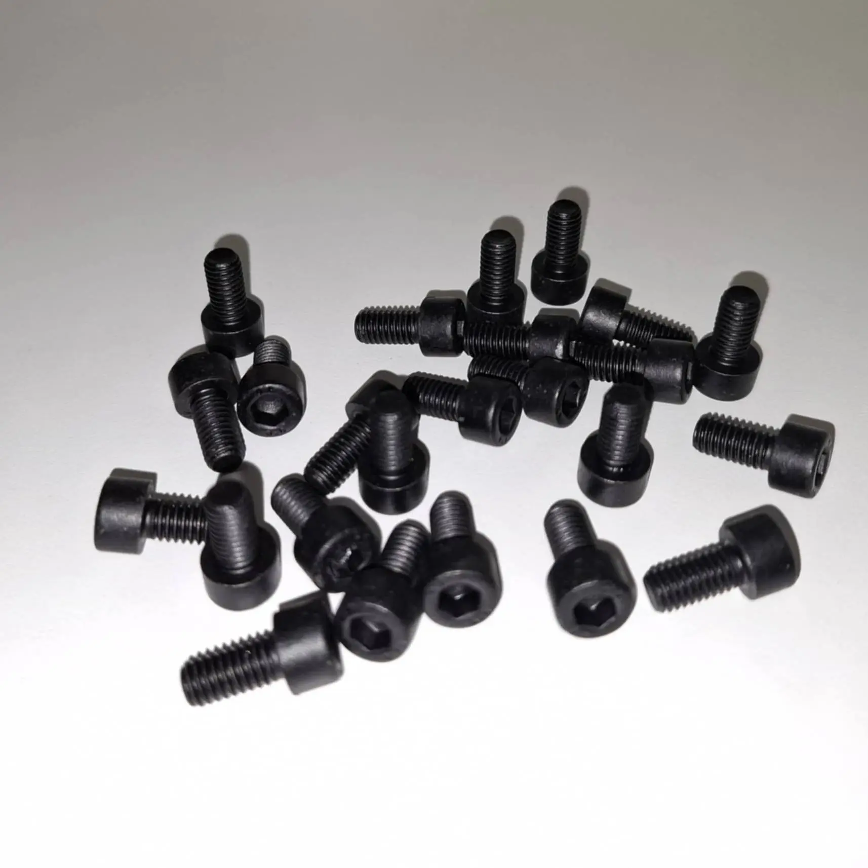 Czarne śruby INOX A2 po procesie oksydowania