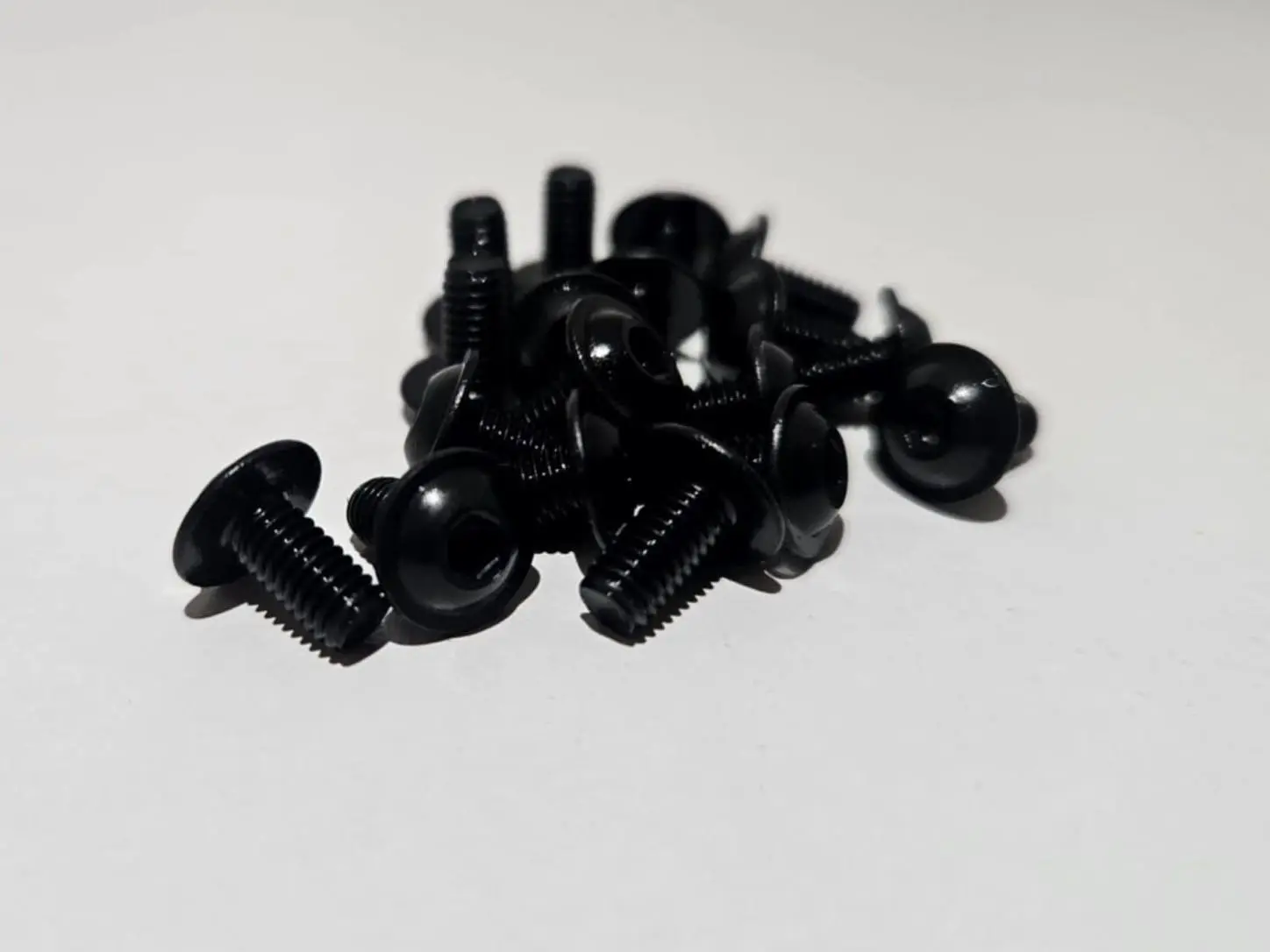 Detale stalowe po procesie czernienia INOX