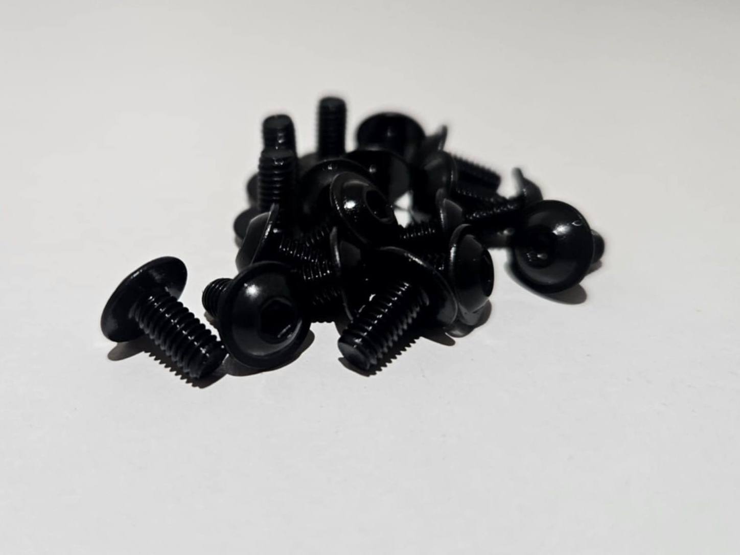 Matowa czerń na detalach INOX