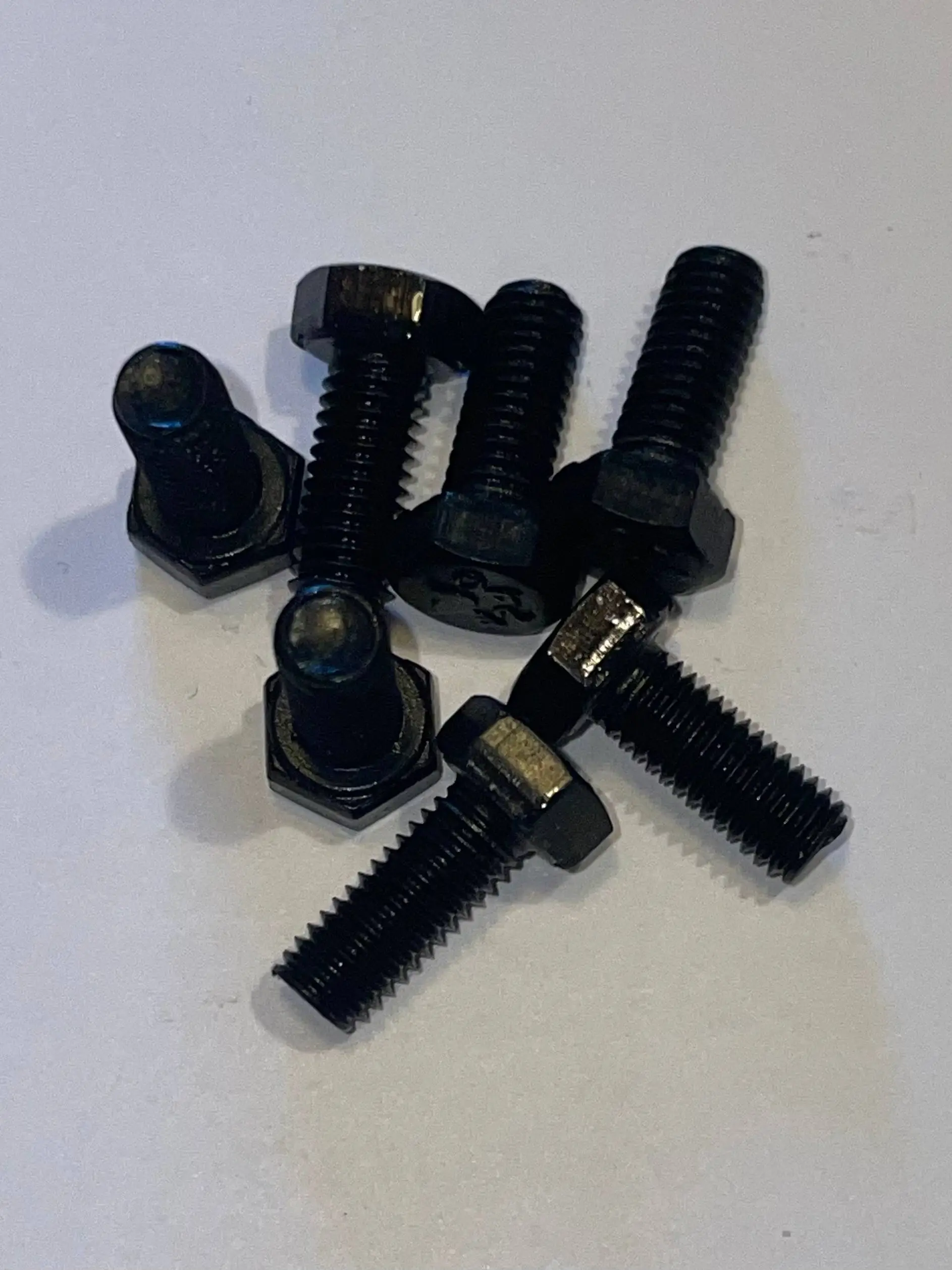 Czernione śruby DIN 933 INOX dla przemysłu