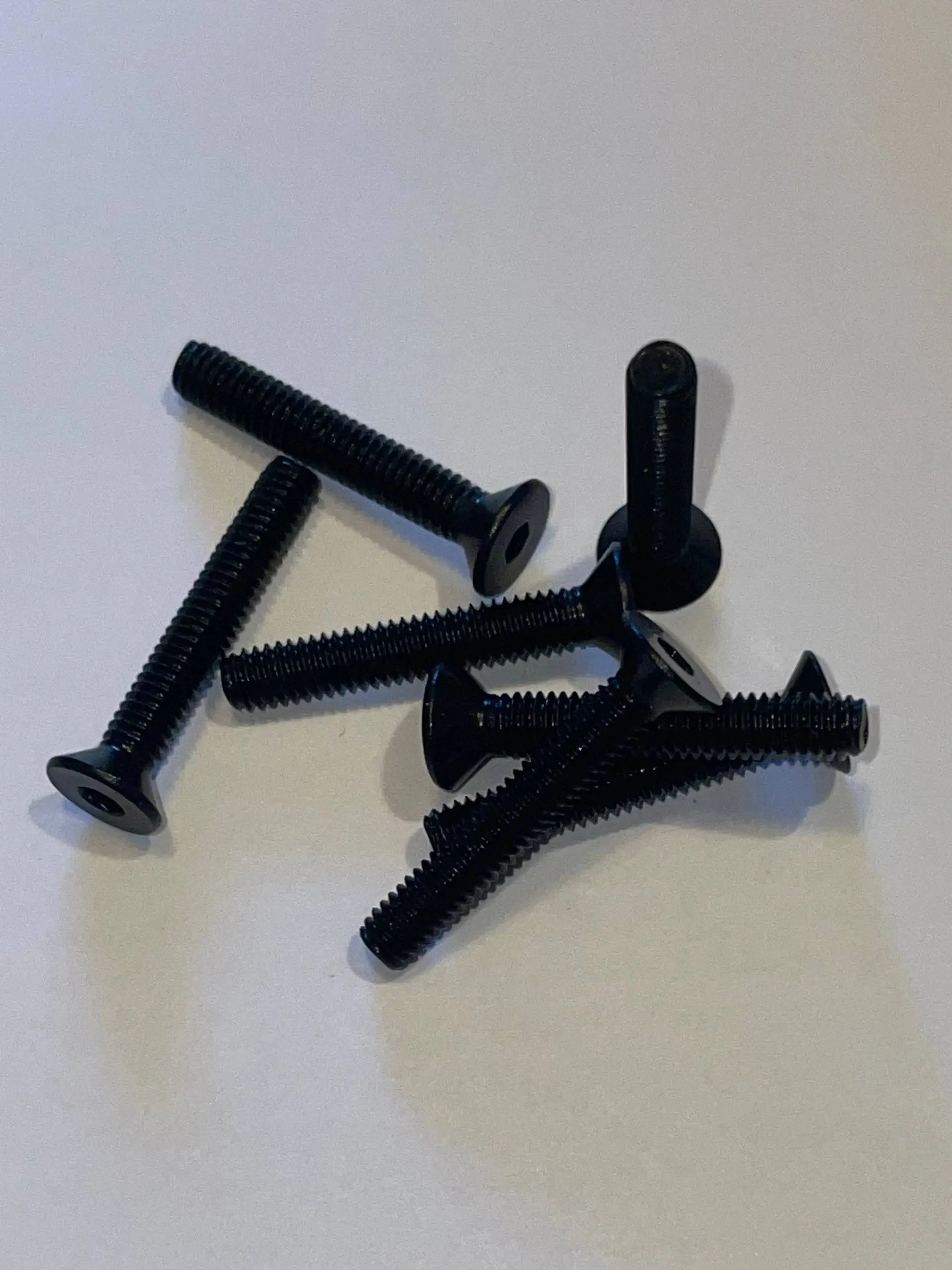 Czarne elementy maszynowe INOX po czernieniu