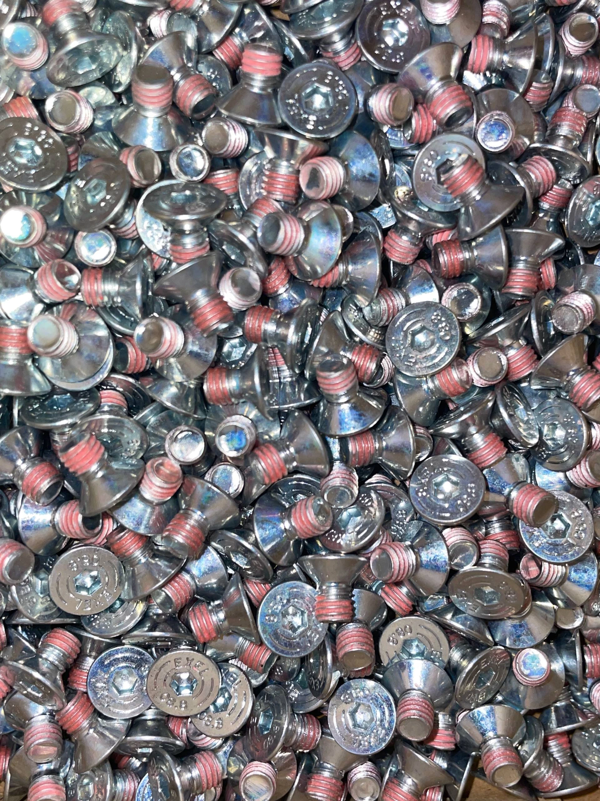 Zabezpieczone śruby gotowe do montażu