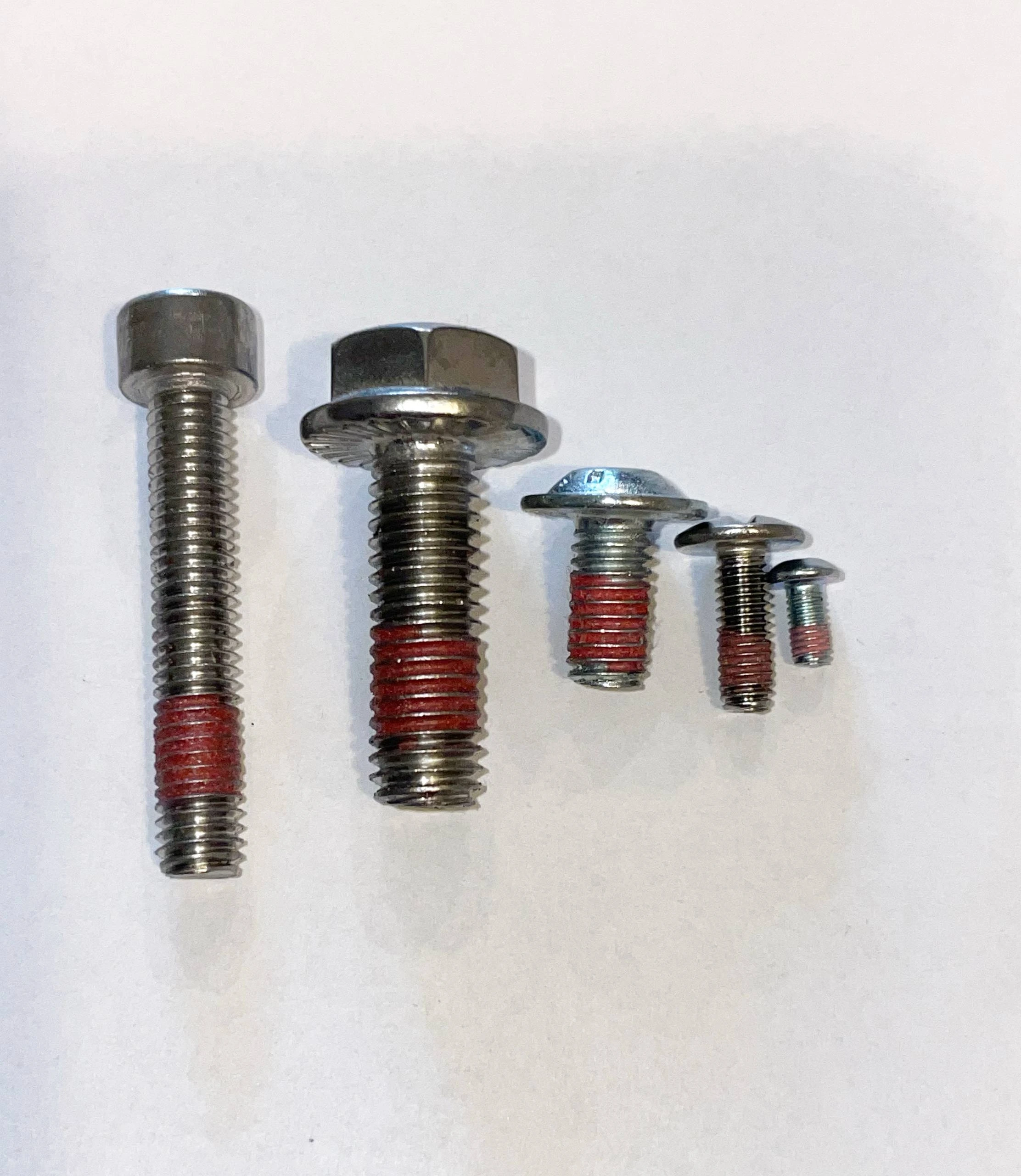 Widok śruby z naniesionym zabezpieczeniem Dri-Lok