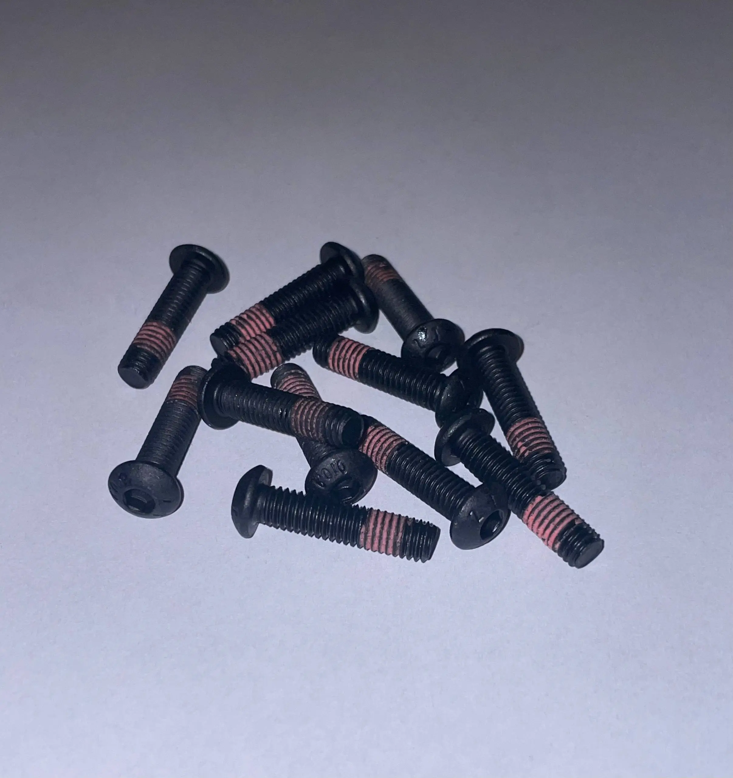 Czarne śruby z drilok